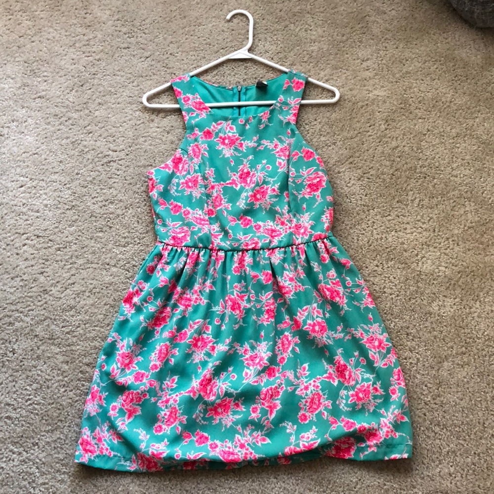 Super cute dress.